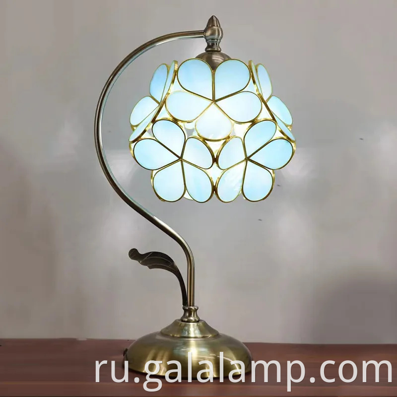 Элегантная цветочная настольная лампа для теплой спальни светится